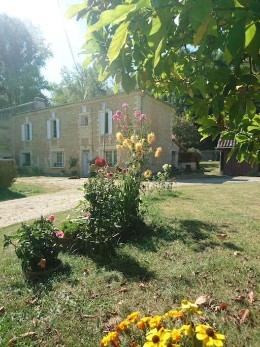 Location Meublee Au Milieu D'Un Ecrin De Verdure Aux Vieux Fours Noaillac Buitenkant foto